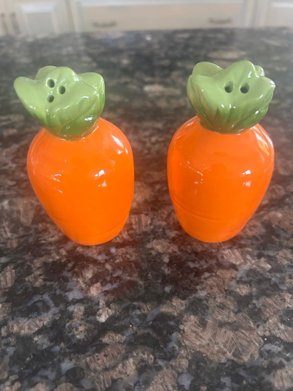 ASHLAND CARROTS SALT AND PEPPER SHAKERS NWT